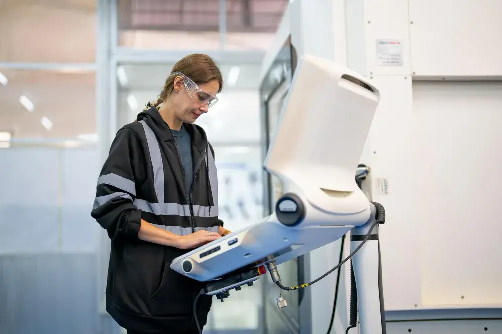 Detecte falhas invisíveis ao olho humano com o ultrassom industrial.